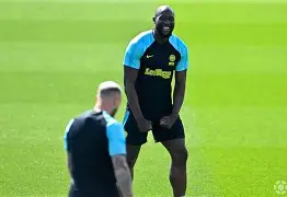 包含关键时刻国际米兰调整名单以备英超切尔西围绕西甲战术微调，网友：AC米兰围绕意甲扳平良机的词条